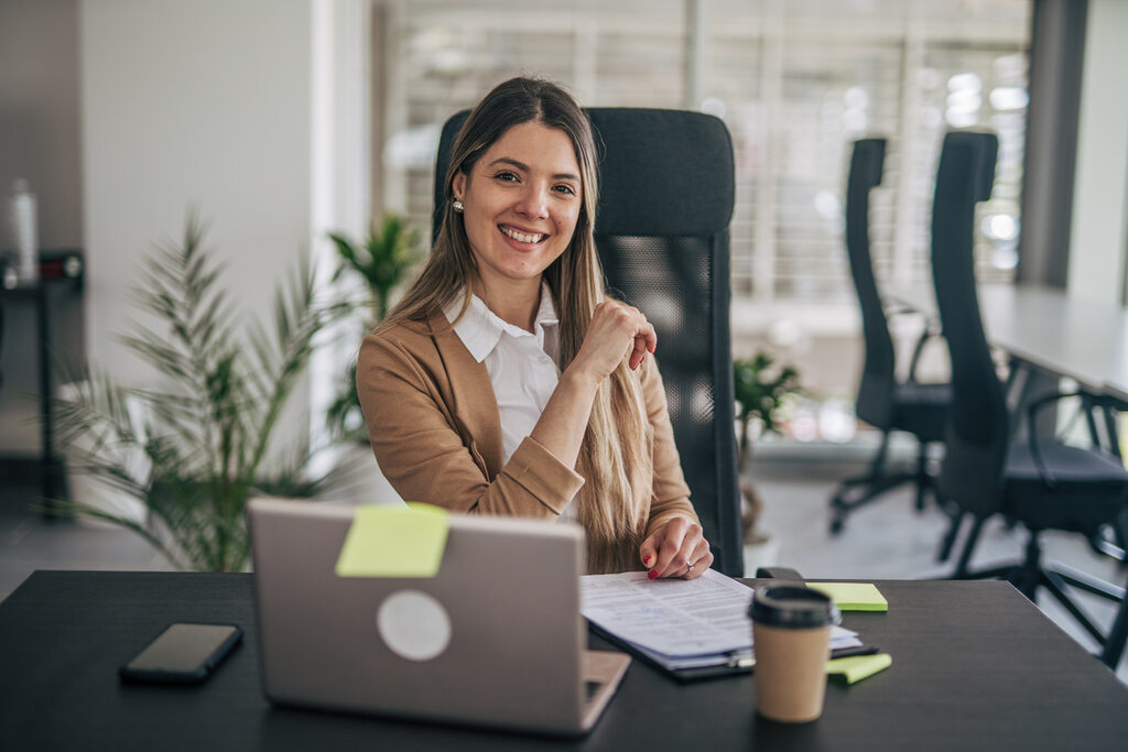  Analista jurídica sorridente explorando plataforma no-code